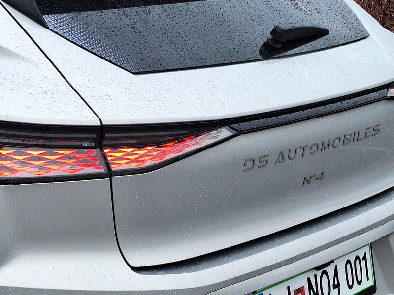 Test: DS N.4 Hybrid Etoile - Napad na germansko filozofijo