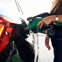 Pogonska goriva tako poceni niso bila že dve leti. Toliko bomo za bencin in dizel plačevali po novem