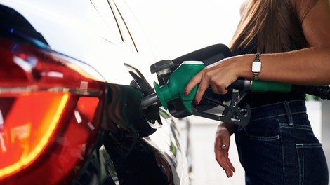 Pogonska goriva tako poceni niso bila že dve leti. Toliko bomo za bencin in dizel plačevali po novem