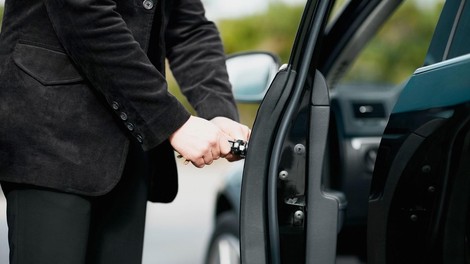 25 evrov plačila za to, da zaprete ... avtomobilska vrata. Saj ni res, pa je