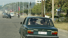 Zdaj lahko kupujejo avtomobile, a država ima še vedno vse pod nadzorom