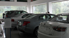 Zdaj lahko kupujejo avtomobile, a država ima še vedno vse pod nadzorom