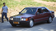 Zdaj lahko kupujejo avtomobile, a država ima še vedno vse pod nadzorom