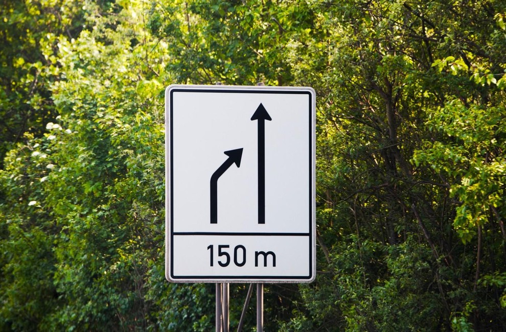 4. Napačno razumevanje združevanja pasov Združevanje pasov je ena najbolj čustveno nabitih prometnih tem. Veliko voznikov meni, da je treba …