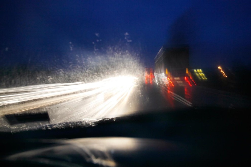 1. Prižgane dolge luči Dolgi žarometi so odlični na temni podeželski cesti, a v prometu z drugimi vozili hitro postanejo …