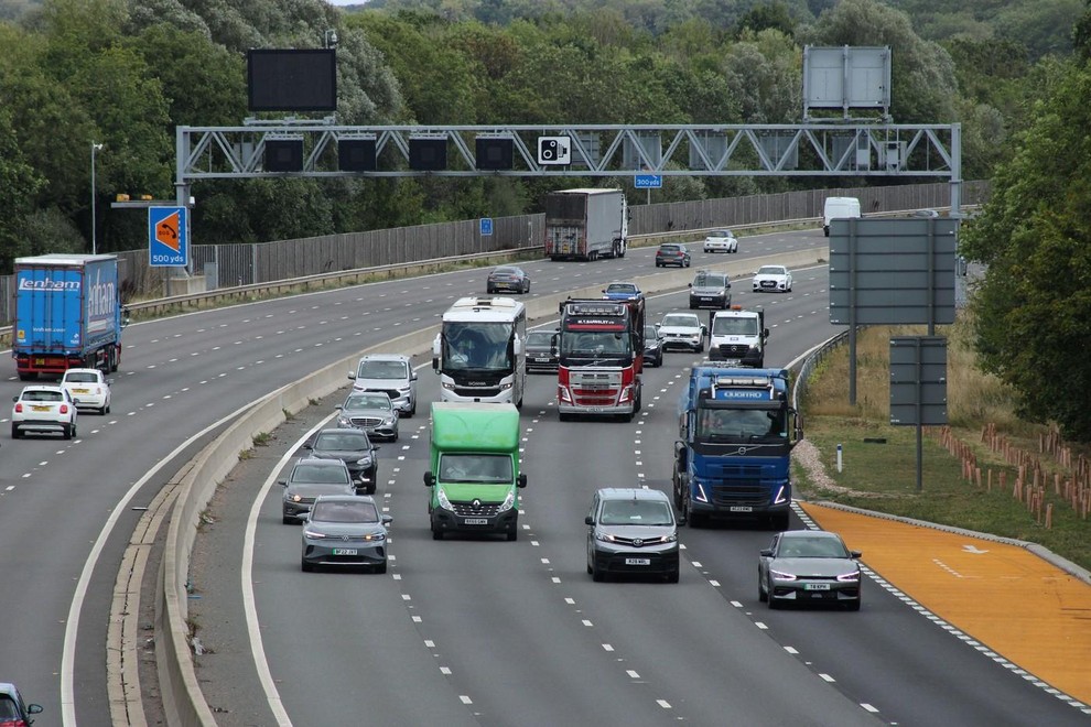 2. Kampiranje na prehitevalnem pasu Levi pas na avtocesti ni razgledna točka in tudi ne kraj za meditacijo pri stalni …