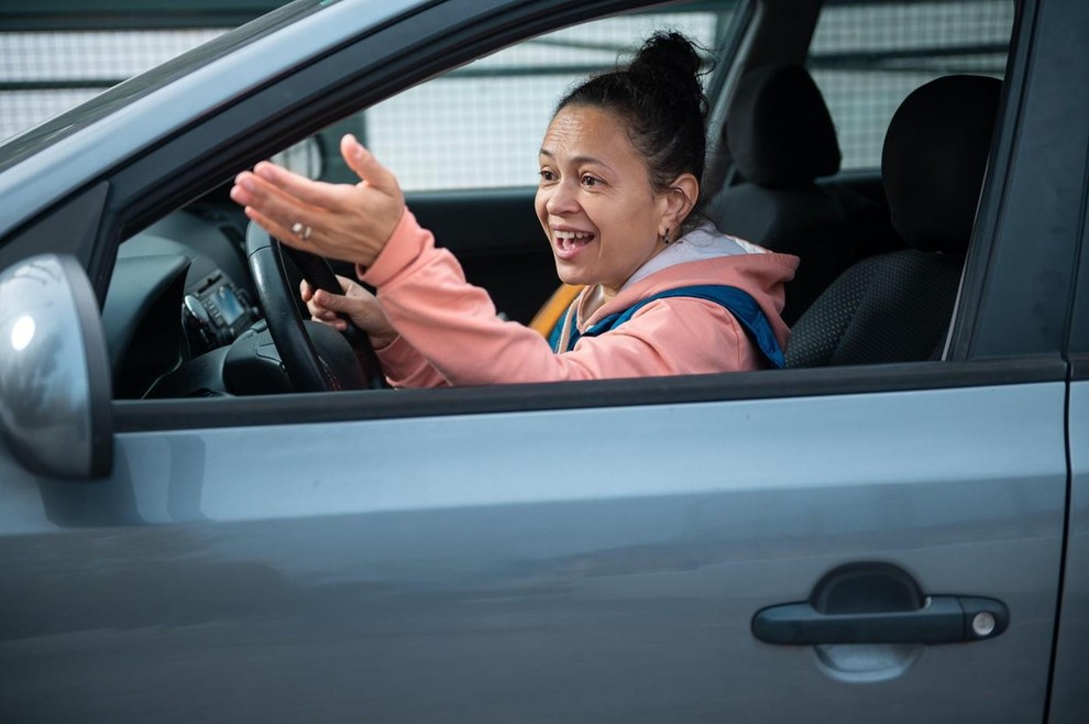 5. Ustavljanje sredi ceste iz vljudnosti Pretirana prijaznost v prometu je lahko prav tako problematična kot agresija. Voznik, ki nenadoma …