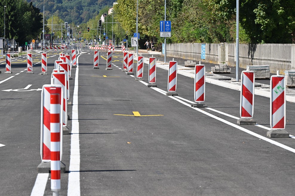 Stanovalci ljubljanskega naselja razočarani: "Varnost in udobje pešcev ste žrtvovali za ..." (foto: Žiga Živulovič jr./Bobo)