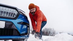 Z električnim avtomobilom vas v zimskem času čaka nekaj posebnosti