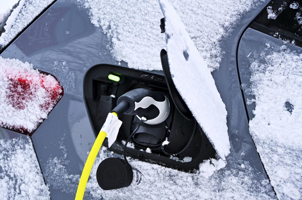 Z električnim avtomobilom vas v zimskem času čaka nekaj posebnosti (foto: Profimedia)