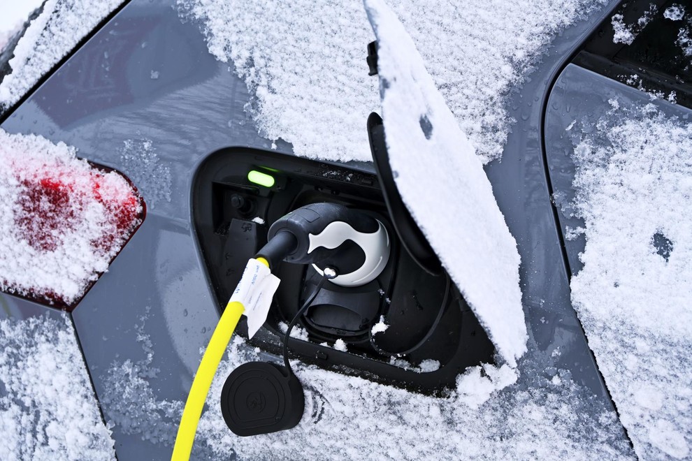 Z električnim avtomobilom vas v zimskem času čaka nekaj posebnosti
