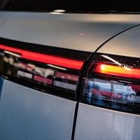 Na otoku so ga poimenovali "Range Rover s Temuja", a njegova prodaja je močno zasenčila "original" in še marsikoga drugega