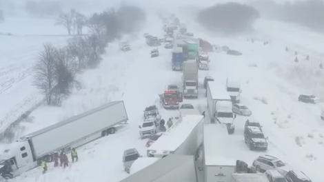 Prometna nesreča z več kot 100 udeleženimi vozili. Razlog pa ... (VIDEO)