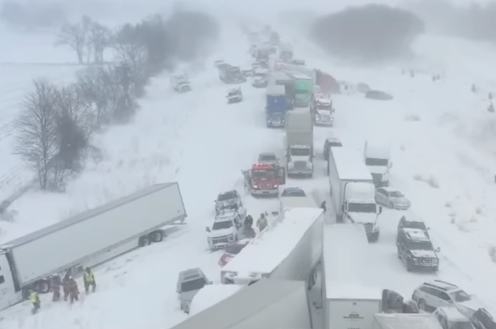 Prometna nesreča z več kot 100 udeleženimi vozili. Razlog pa ... (VIDEO) (foto: Youtube/FOX Weather)