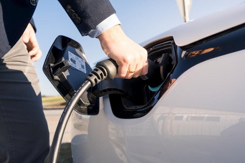 Zdaj je uradno: električni avtomobili se vse bolj zajedajo v evropsko tržno pogačo