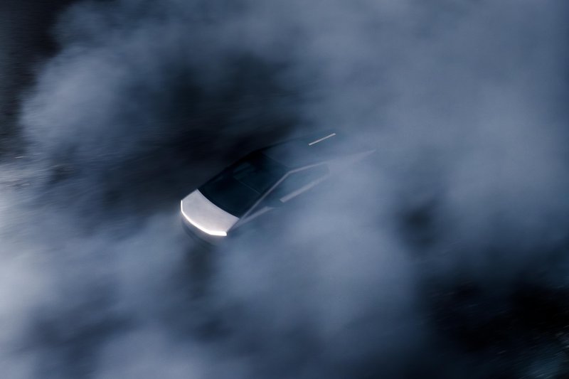 Teslin paradni konj se spotika in ima še druge »zdravstvene« težave