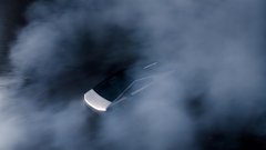 Teslin paradni konj se spotika in ima še druge »zdravstvene« težave