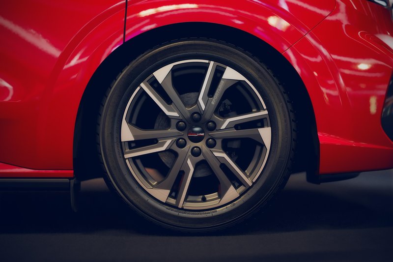 Volkswagnov dostavnik v bojni barvi in s športnimi vibracijami