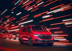 Volkswagnov dostavnik v bojni barvi in s športnimi vibracijami