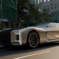 Osem metrov dolžine, šest sedežev in štirimestna električno bencinska konjenica