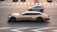 Osem metrov dolžine, šest sedežev in štirimestna električno bencinska konjenica