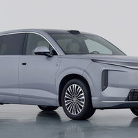 Bitka dveh kitajskih paradnih konjev na več kot petih metrih dolžine