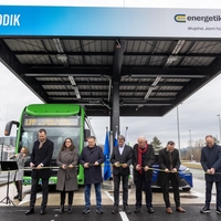 Ne le avtobusi, po novem se v Ljubljani lahko polni tudi osebna vozila na vodik. Preverite lokacijo ...