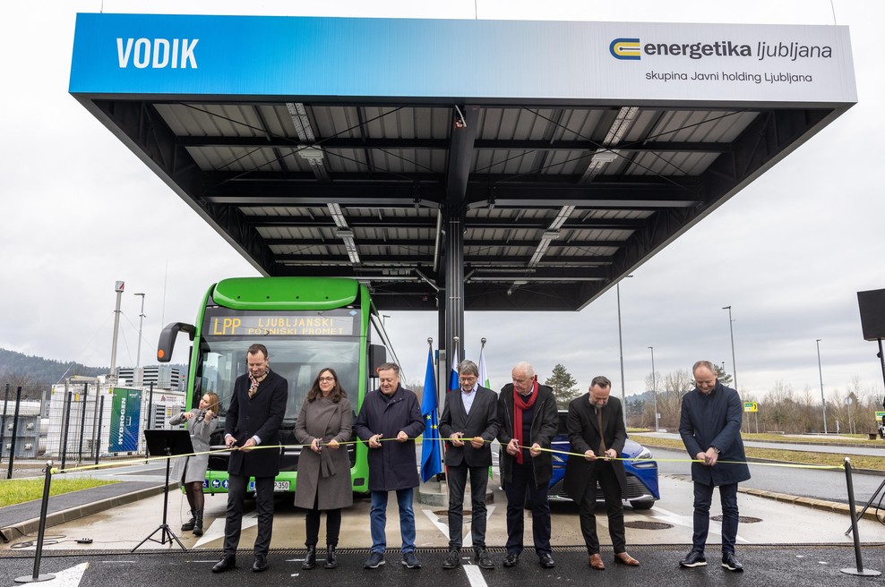 Ne le avtobusi, po novem se v Ljubljani lahko polni tudi osebna vozila na vodik. Preverite lokacijo ... (foto: Urban Štebljaj)