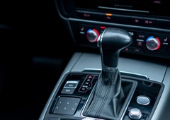 Strah vsakega voznika: ali se avtomatski menjalnik da uničiti z napačno potezo med vožnjo?