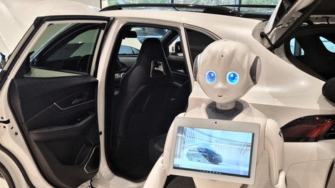 V Sloveniji bodo kitajske avtomobile prodajali tudi roboti, ki bodo vedeli celo več kot človeški prodajalci