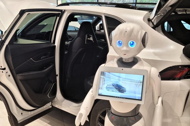 V Sloveniji bodo kitajske avtomobile prodajali tudi roboti, ki bodo vedeli celo več kot človeški prodajalci