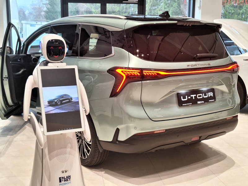 V Sloveniji bodo kitajske avtomobile prodajali tudi roboti, ki bodo vedeli celo več kot človeški prodajalci