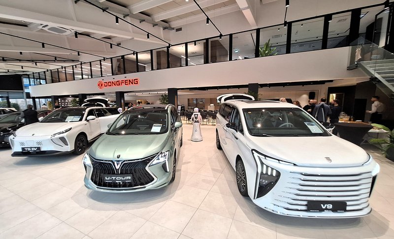 V Sloveniji bodo kitajske avtomobile prodajali tudi roboti, ki bodo vedeli celo več kot človeški prodajalci