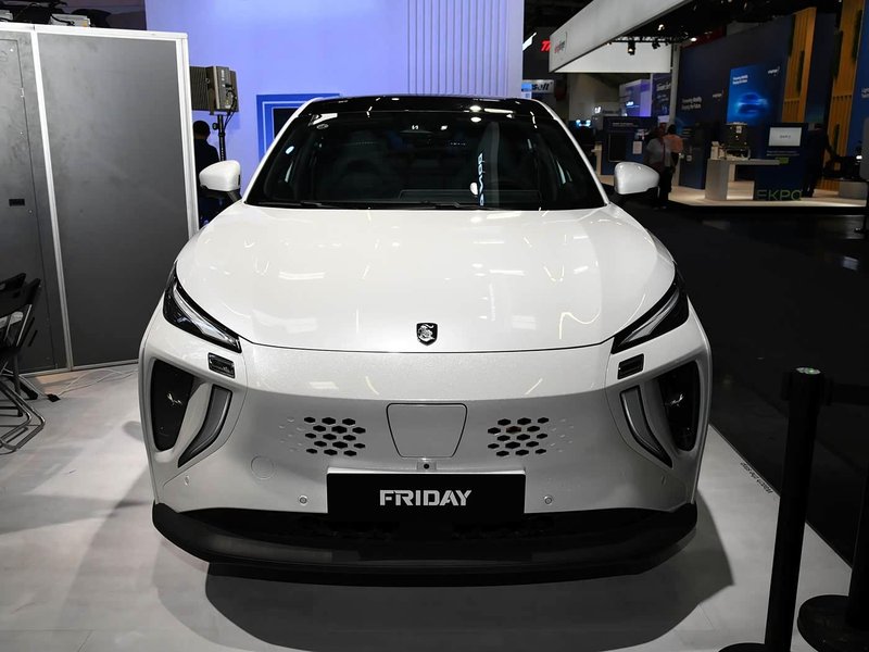 V Sloveniji bodo kitajske avtomobile prodajali tudi roboti, ki bodo vedeli celo več kot človeški prodajalci