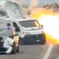 Drama pri naših sosedih: kriminalci sredi belega dne, na polni avtocesti, razstrelili oklepnega Fiata Ducata (VIDEO)