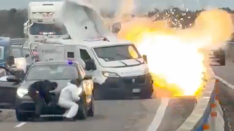 Drama pri naših sosedih: kriminalci sredi belega dne, na polni avtocesti, razstrelili oklepnega Fiata Ducata (VIDEO)