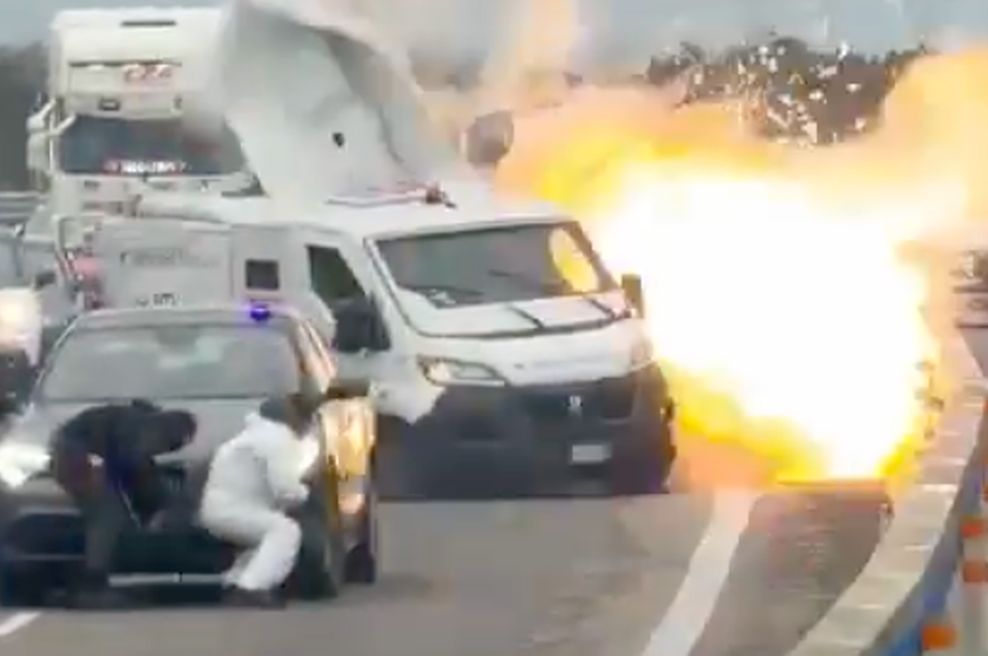 Drama pri naših sosedih: kriminalci sredi belega dne, na polni avtocesti, razstrelili oklepnega Fiata Ducata (VIDEO) (foto: X.com/Zajem zaslona)