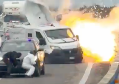 Drama pri naših sosedih: kriminalci sredi belega dne, na polni avtocesti, razstrelili oklepnega Fiata Ducata (VIDEO)