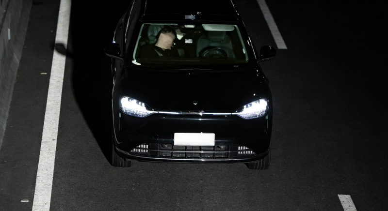 Dokazano ga ni bilo za volanom, a so mu policisti vseeno napisali mastno kazen. To pa sploh še ni bilo vse ...