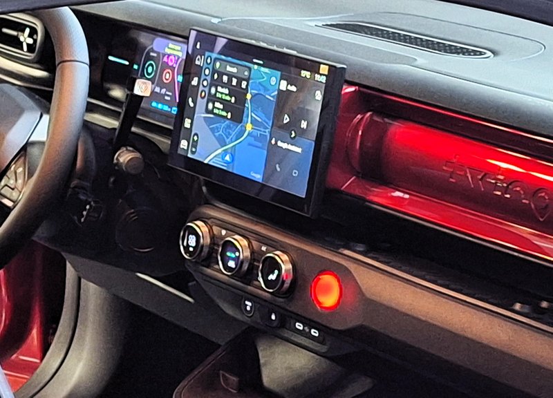 Je to začetek konca digitalizacije? Za ključne funkcije bodo obvezna fizična stikala