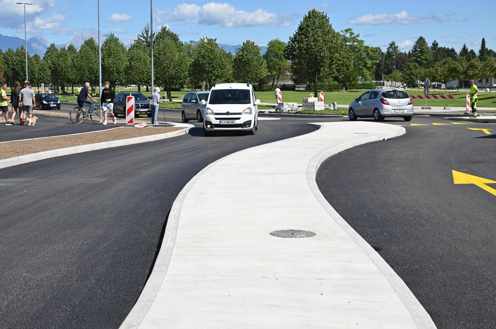 Ljubljanska občina prenovila rondo, a je ta že izziv za voznike: "To predstavlja nevarnost tako za pešce kot kolesarje ..." (foto: Žiga Živulovič jr./Bobo)