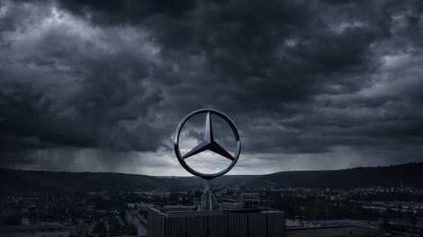 Nad trikrako zvezdo se kopiči vse več temnih oblakov