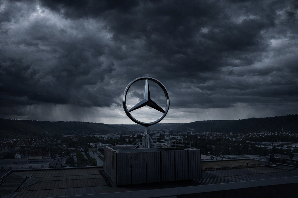 Nad trikrako zvezdo se kopiči vse več temnih oblakov