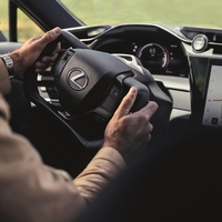 Lexus prvič brez mehanske povezave med volanom in kolesi. Je to prihodnost krmiljenja?
