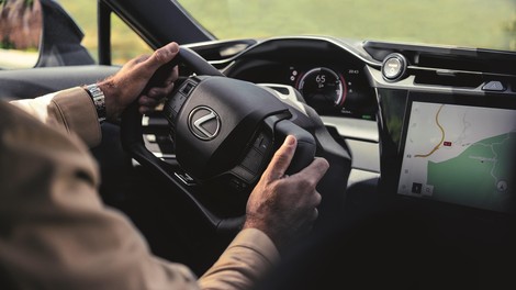 Lexus prvič brez mehanske povezave med volanom in kolesi. Je to prihodnost krmiljenja?