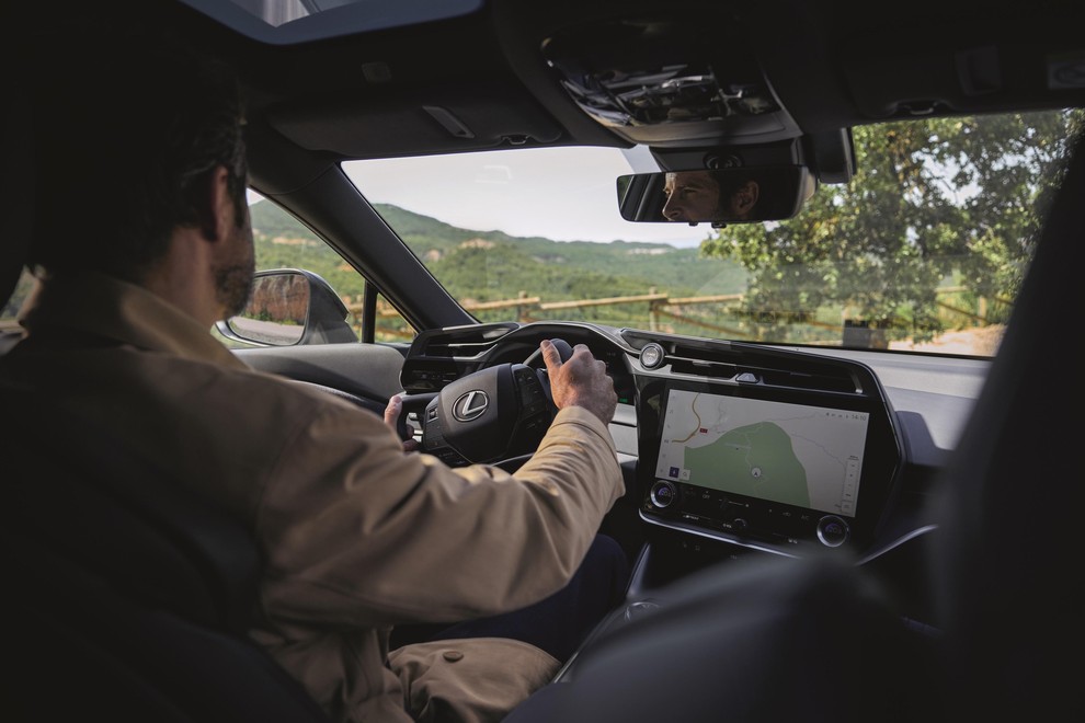 Lexus prvič brez mehanske povezave med volanom in kolesi. Je to prihodnost krmiljenja?