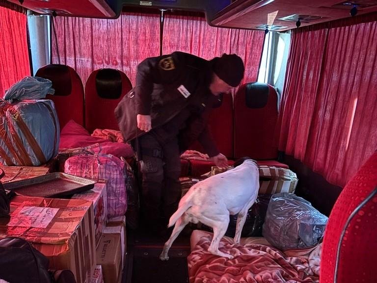 Vozniki tovornjakov prehitri, vozniki avtobusov pogosto brez predpisanih počitkov