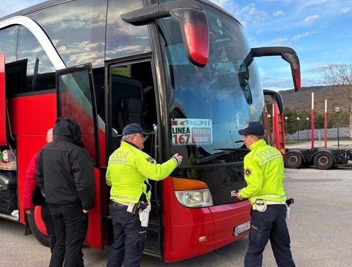 Vozniki tovornjakov prehitri, vozniki avtobusov pogosto brez predpisanih počitkov