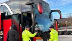 Vozniki tovornjakov prehitri, vozniki avtobusov pogosto brez predpisanih počitkov