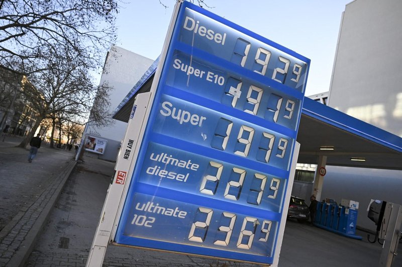 Ameriško - Izraelska vojna proti Iranu bo imela vpliv tudi na avtomobilski sektor. To so trenutne in morebitne prihodnje posledice